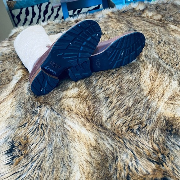 UGG TALL EXPOSED SHERPA - Picture 7 of 11